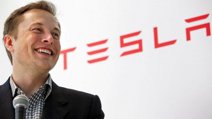 Elon Musk píše tweety a Tesla klesá o miliardy na akciích