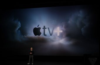 Seriál Dickinson, který uvidíme na Apple TV+ měl o víkendu premiéru