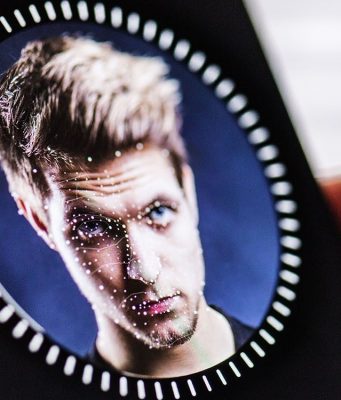 3D maska nebo fotografie dokázala oklamat systémy na letištích, neoklamala však Face ID