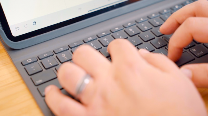 Smart Keyboard Folio vs. klávesnice od Zagg nebo Logitech, která je lepší?