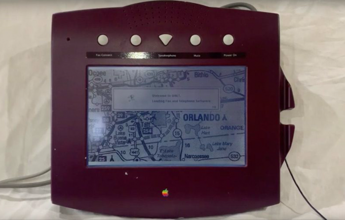 Podívejte se na video prototypu stolního telefonu W.A.L.T. od Apple z roku 1993, předchůdce iPhonu
