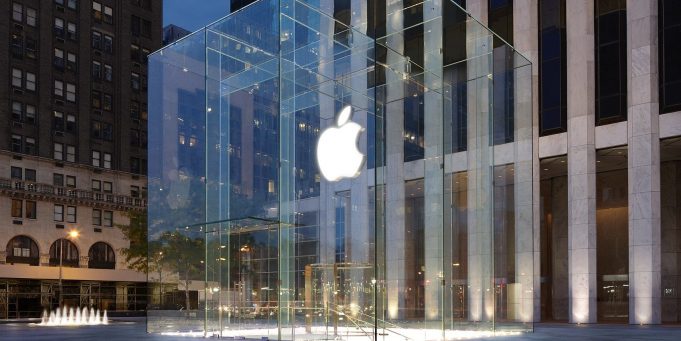Apple Store na Fifth Avenue byl plný chaosu, věci nebyli na svých místech, tvrdí zaměstnanci