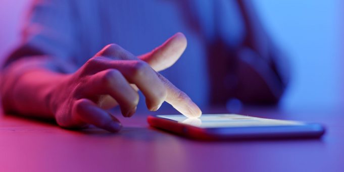 Ve Velké Británii byla zavedena kontroverzní politika nutící znásilněné ženy poskytnout polici údaje ke smartphonům