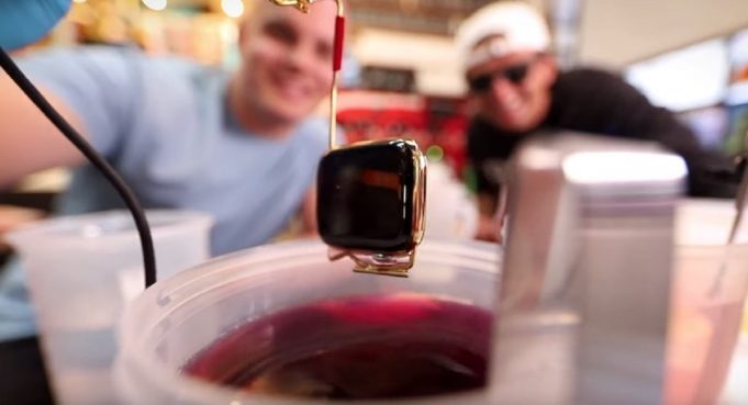 Video – YouTube hvězdy vykoupaly Apple Watch Series 4 ve zlatě