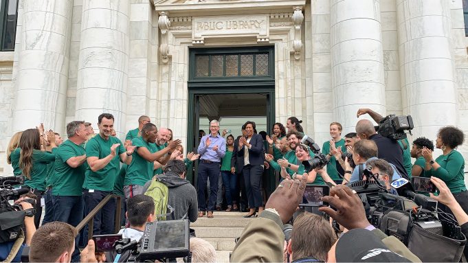 Tim Cook a Muriel Bowser dnes slavnostně otevřeli Apple Carnegie Library