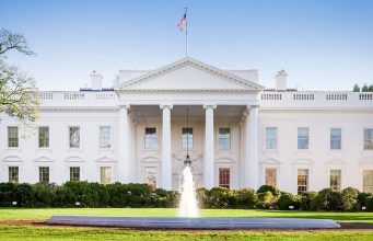 Tim Cook se včera setkal s Donaldem Trumpem, aby projednal obchod, investice USA, imigraci a soukromí.