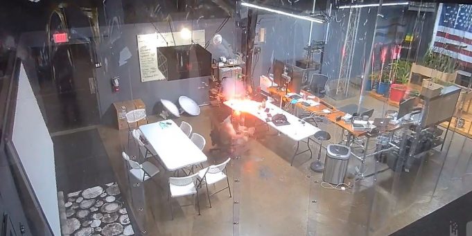 Video – Pracovníkovi v Apple Store při opravě iPhonu telefon vzplanul