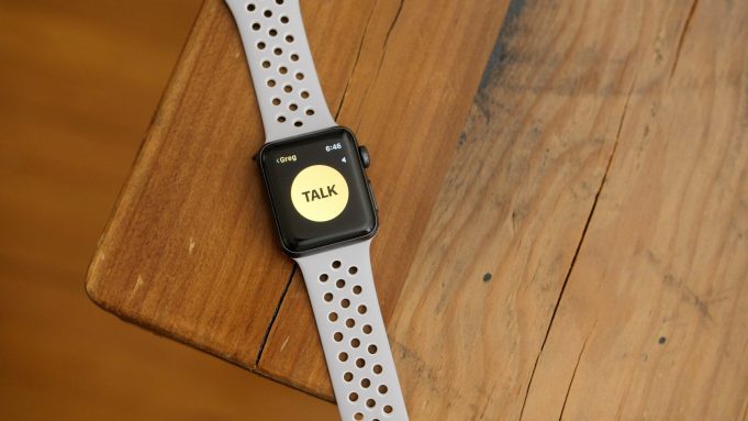 Po aktualizaci watchOS 5.3 a iOS 12.4 je aplikace Vysílačka opět plně funkční