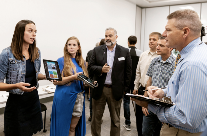 Učitelé z celého světa se účastnili Apple workshopů. Nyní mají vše předat studentům