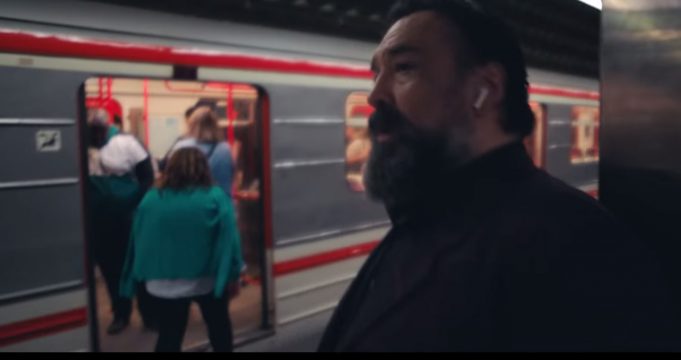 Apple natáčel reklamu na Apple Watch Series 5 v pražškém metru