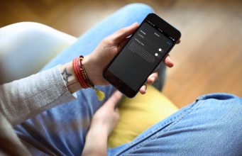 Návod – Jak odebrat polohové údaje z fotografie před sdílením v iOS 13