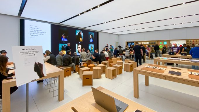 Apple Store v Maine byl dnes znovu otevřen
