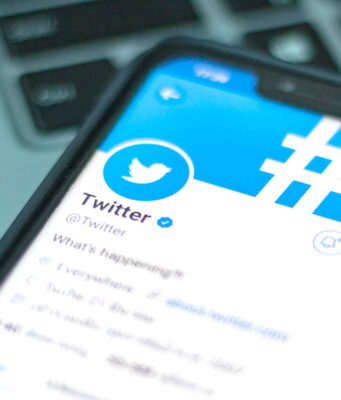 Twitter testuje novou funkci, která uživatelům umožní reagovat na tweety pomocí emoji
