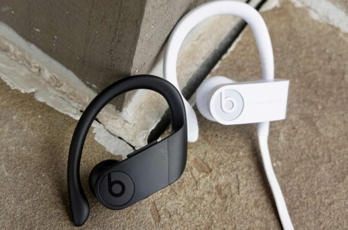 Apple pracuje na sluchátkách Powerbeats4 s podporou Siri