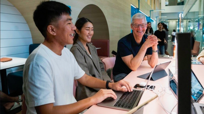 Tim Cook pokračuje ve svém cestování po Asii výletem do Bangkoku v Thajsku