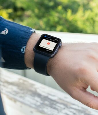 Návod – Jak poslat vaši aktuální polohu v aplikaci Zprávy na Apple Watch