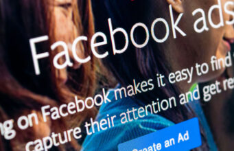 I když Facebook zakázal falešná videa, volební kampaň může být stále zmanipulovatelná
