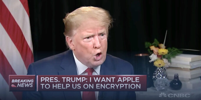 Donald Trump znovu žádá, aby Apple odemkl iPhony zabavené v trestních věcech
