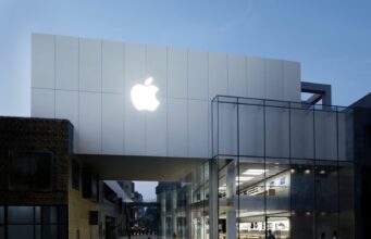 Apple otevřel pět svých Apple Store v Pekingu, zaměstnanci kontrolují návštěvníky při vstupu