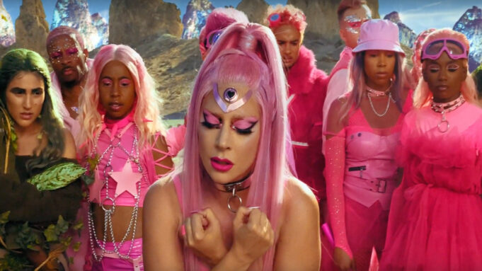 Lady Gaga se vrací s novým videoklipem „Stupid Love“, který byl natočen pomocí iPhonu