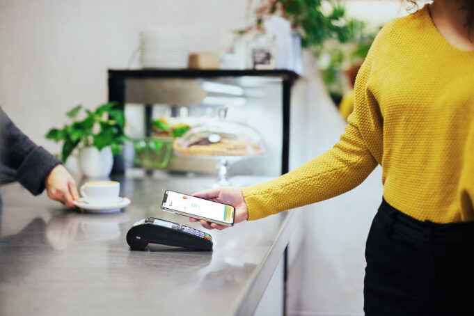 Rok Apple Pay v Česku. Naučili jsme se platit mobilem. Někteří už si ani nepamatují PIN ke kartě, zjistil fintech Twisto