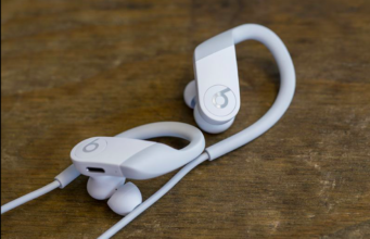 Jak budou vypadat nové barevné varianty Powerbeats Pro?