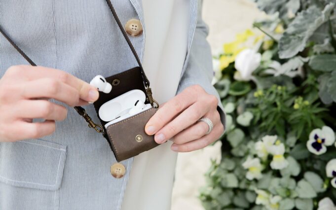 Twelve South představil AirBag, miniaturní koženou tašku pro AirPods nebo AirPods Pro