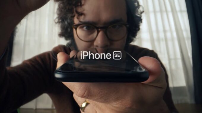 Apple sdílel krátkou reklamu na nový iPhone SE