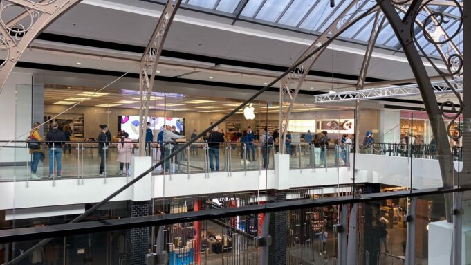 Jak to vypadalo na místech, kde se znovu otevřely Apple Store?