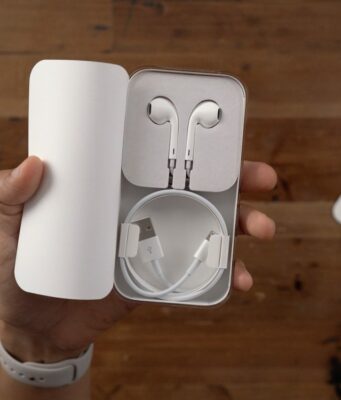 Apple snížil cenu EarPods a 20W adaptéru