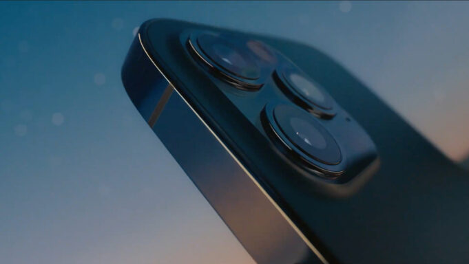 Jak reálně vypadají iPhone 12 Pro Max a iPhone 12 mini? Podívejte se na první vybalení z krabice!