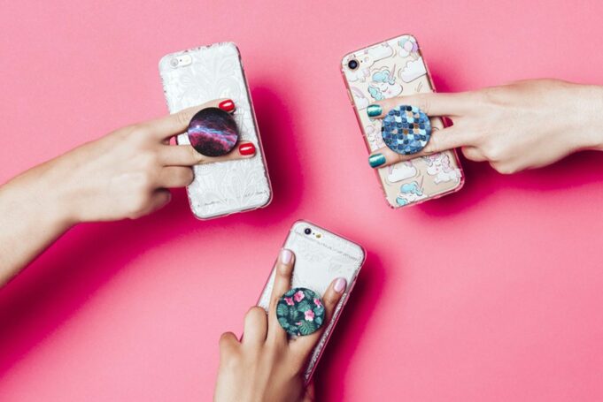 Společnost PopSocket vyrábí PopGrip, který se připevní k iPhonu pomocí MagSafe