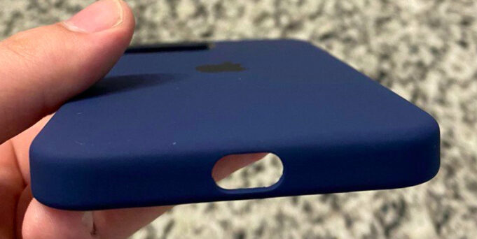 Někteří zákazníci obdrželi vadná pouzdra pro iPhone 12, které nemají otvory pro reproduktory