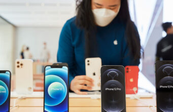 Podívejte se na fotografie z prvního dne prodeje iPhone 12 Pro Max a iPhone 12 mini