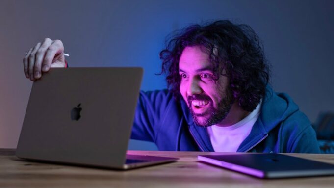 První unboxing a test MacBook Pro & Air. Oni fakt nekecali!