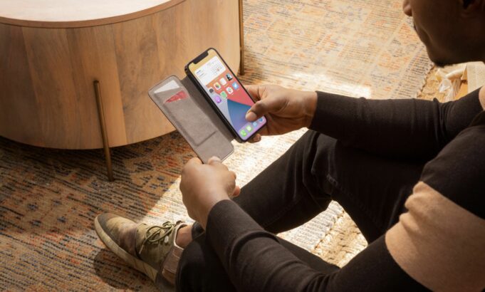 Twelve South představil nové pouzdro SurfacePad kompatibilní s MagSafe pro iPhone 12