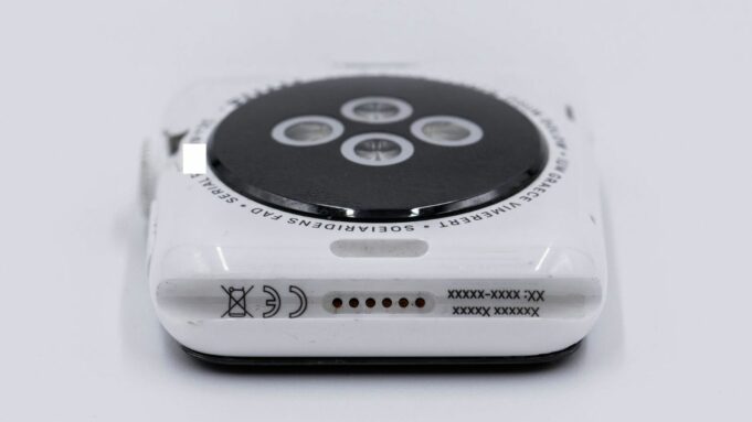 Podívejte se na prototyp keramických Apple Watch z roku 2014