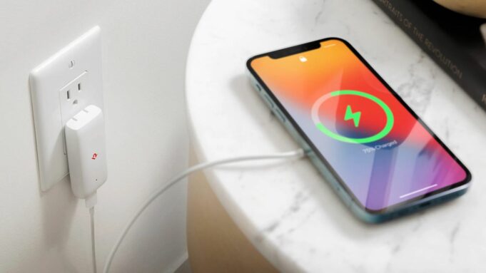 Společnost Twelve South představila novou 20W USB-C nabíječku PlugBug Slim