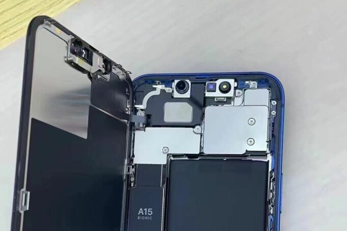 Jak vypadá iPhone 13 a iPhone 13 mini uvnitř? Podívejte se na první teardown!