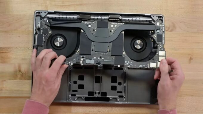 Jak vypadá 16palcový MacBook Pro uvnitř? Podívejte se na úplný teardown!