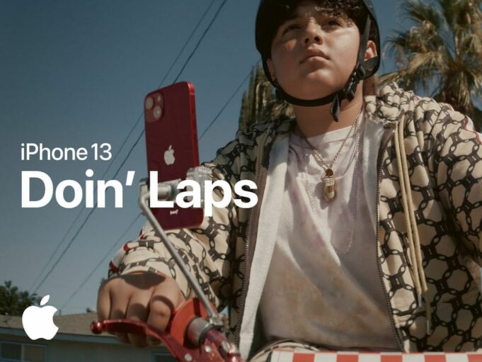 Apple sdílel dvě nové reklamy na iPhone 13, které zdůrazňují klíčové funkce