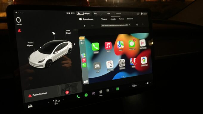 Polský vývojář Michał Gapiński byl schopen spustit plně funkční verzi CarPlay na displeji Tesly