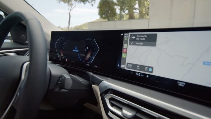 BMW dočasně prodává nová auta bez funkcí CarPlay a Android Auto