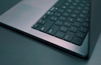 Někteří uživatelé MacBooků Pro 2021 si stěžují na praskání reproduktorů, když se přehrává nějaký zvuk