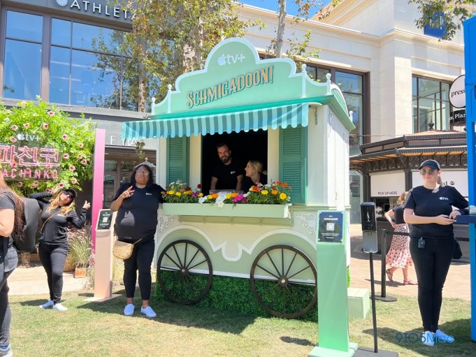 Apple propaguje seriály Apple TV+ v Grove Apple Store