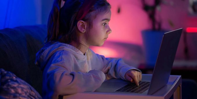 Aplikace pro učení na dálku odesílají data dětí a informace o jejich chování inzerentům