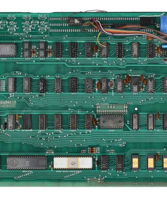 Extrémně vzácný funkční počítač Apple-1 ručně očíslovaný Stevem Jobsem se objevil v aukci