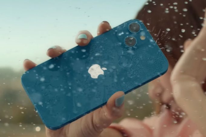 Apple sdílel dvě reklamy na iPhone 13, které zdůrazňují odolnost zařízení proti stříkající vodě