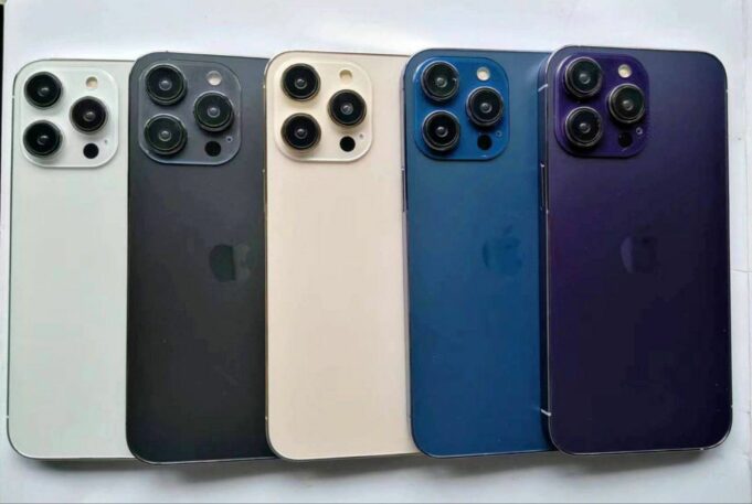 Obrázky maket zobrazují iPhone 14 Pro ve fialové a modré barvě