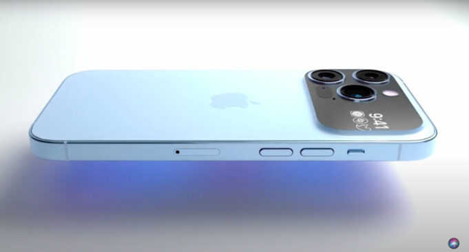 Koncept – iPhone 15 Pro Max s fotoaparátem s displejem, který zobrazuje hodiny a ikony několika aplikací
